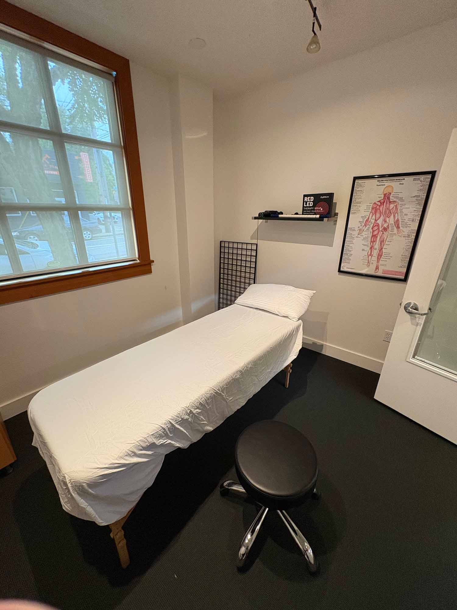 Energy Fitness acupuncture therapy room